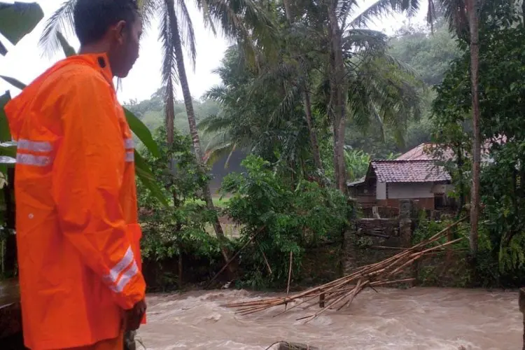 Jembatan Penghubung Bogor-Karawang Ambruk Terbawa Derasnya Arus Sungai Ciomas