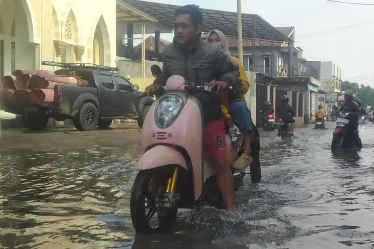 Banjir Sempat Memutuskan Akses di Jalan Raya Katapang-Rancamanyar