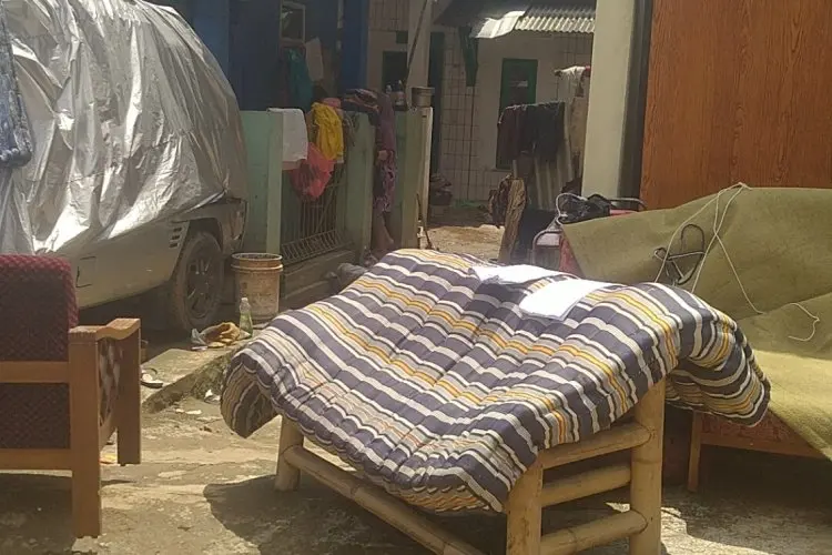 Warga Kampung Ciseah Kutawaringin Sibuk Bersih-bersih Rumah dan Jalan Pasca Diterjang Banjir Bandang Semalam
