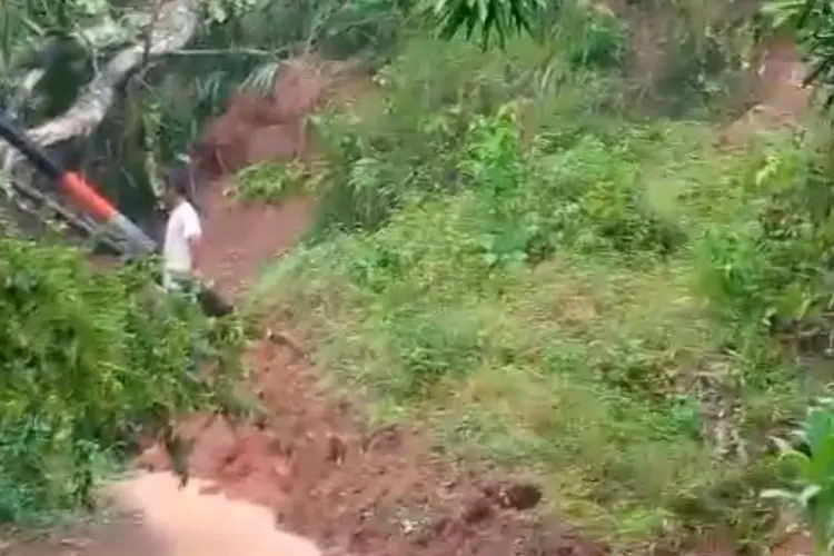 Diterjang Longsor, Akses Jalan Warga Desa Nanggerang Terputus