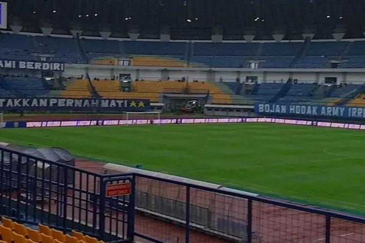 Jelang Persib vs Borneo FC: Bobotoh Mulai Padati GBLA, Lapangan Aman Meski Diguyur Hujan Deras