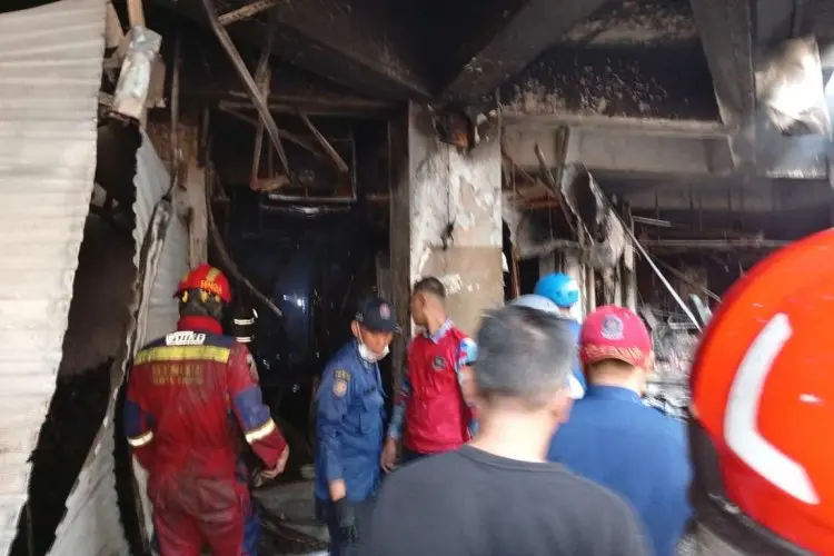 25 Kios Pasar Kebon Kembang Blok CD Hangus Terbakar