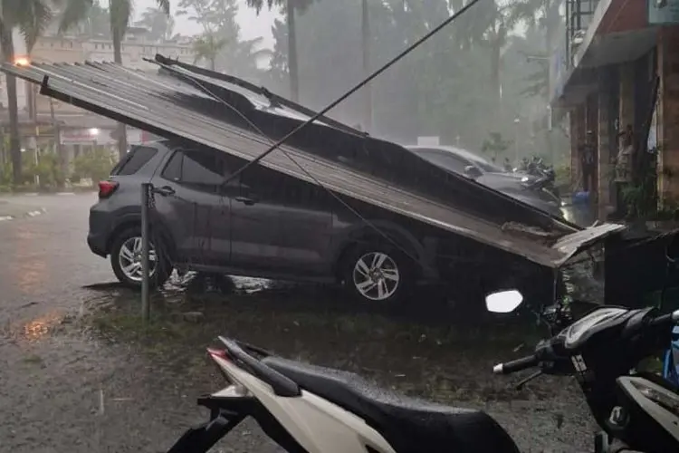 Angin Kencang di Tanah Sareal, Kanopi Terbang Timpa 1 Mobil dan 2 Motor 