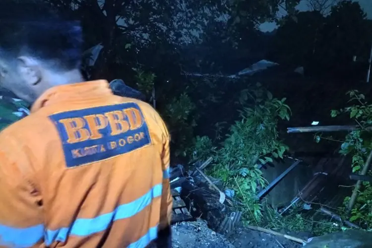 Kondisi Tanah Labil, Tebing Empat Meter Longsor timpah Rumah Warga