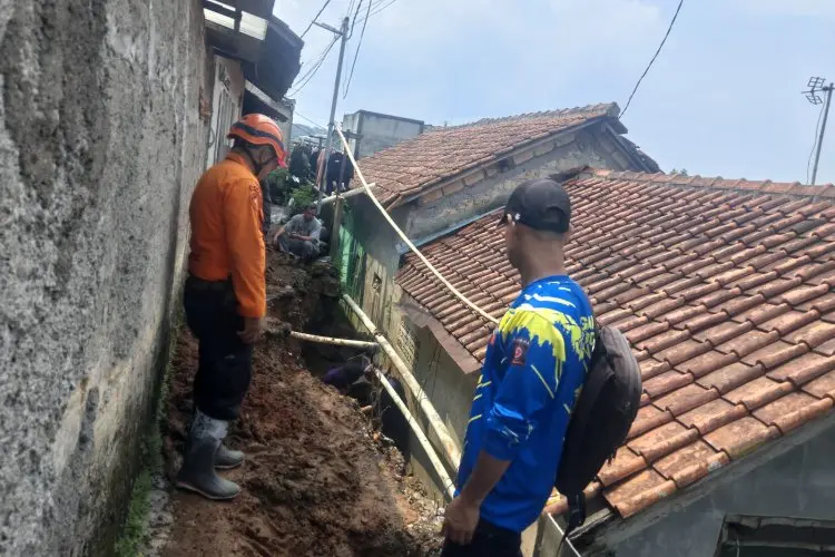 Longsor di Kampung Mandala, Akses Jalan Warga Tertutup