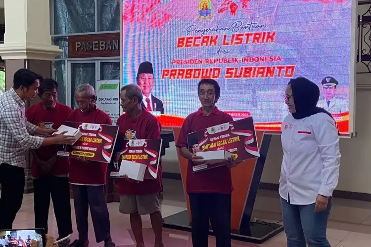Senyum 100 Pengayuh dapat Becak Listrik dari Presiden,  Sekarang Nggak Perlu Sewa Lagi