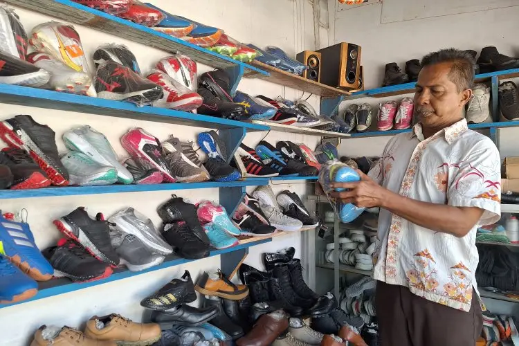 Pasar Kembang Sepatu Kian Sepi, Agus Tetap Genggam Harapan