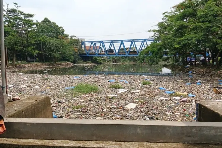 Sampah Menumpuk Dekat Posko Banjir, Warga Baleendah Khawatir Muncul Penyakit