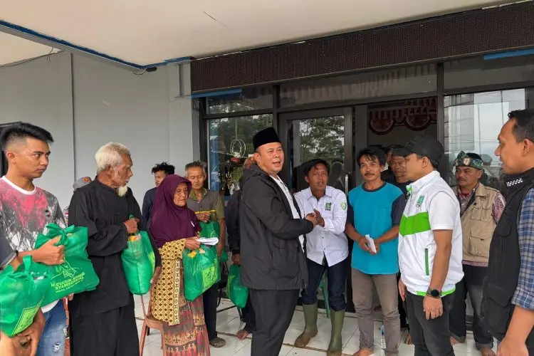 Kunjungi Zona Rawan Longsor Cililin, Legislatir RI dan KBB Berikan Bantuan dan Imbau Evakuasi Segera