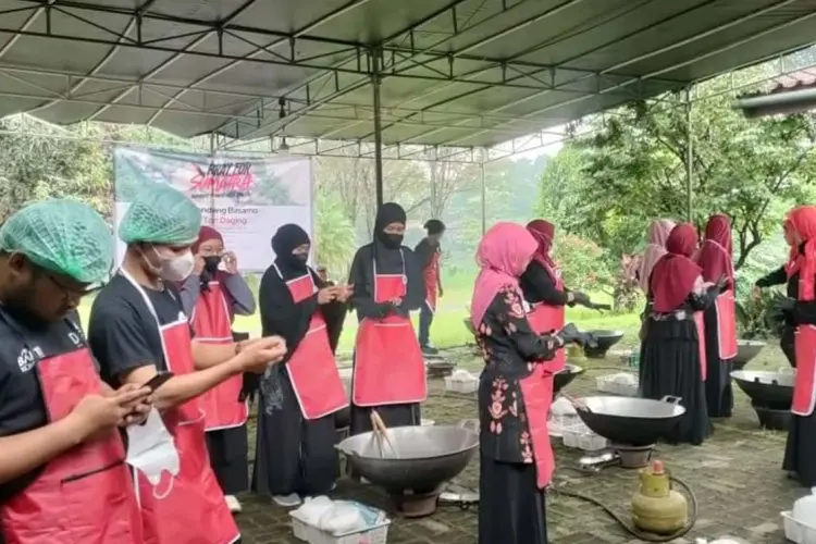 Satu Ton Rendang Disiapkan IPB University untuk Korban Bencana di Sumatra