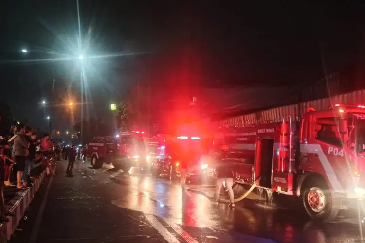 Gudang Besi Tua di Jalan Soekarno Hatta Bandung Terbakar