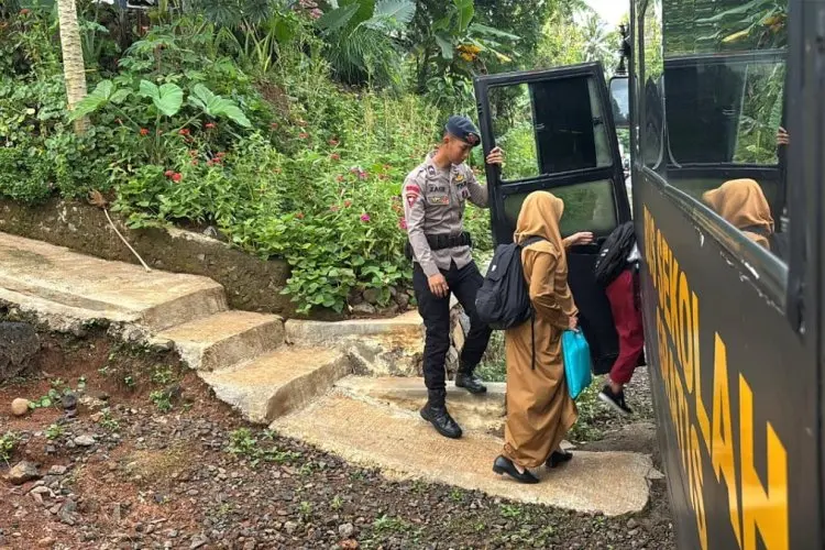 Di Balik Kemudi, Ada Kepedulian Brimob untuk Mimpi Anak Negeri
