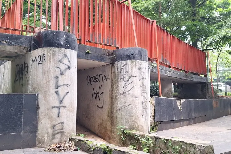 Coretan dan Lampu Mati Bikin Kenyamanan Warga Terganggu Berkunjung ke Taman Lansia Kota Bandung