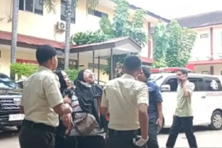 Seorang Wanita Pingsan Saat Cari Suaminya di RS Polri, Korban Tewas Kebakaran Kemayoran Menjadi 21 Orang