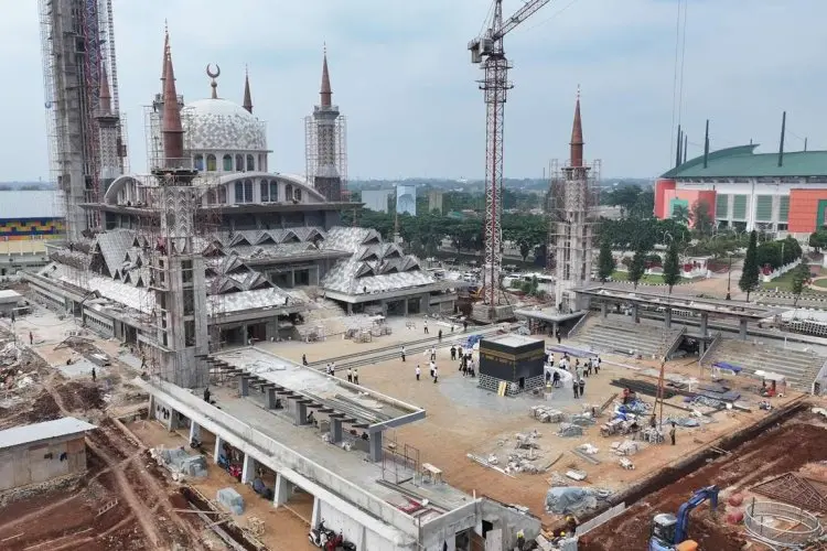 Hujan dan Angin Kencang jadi 'Ujian' Pembangunan Masjid Raya Nurul Wathon Pakansari