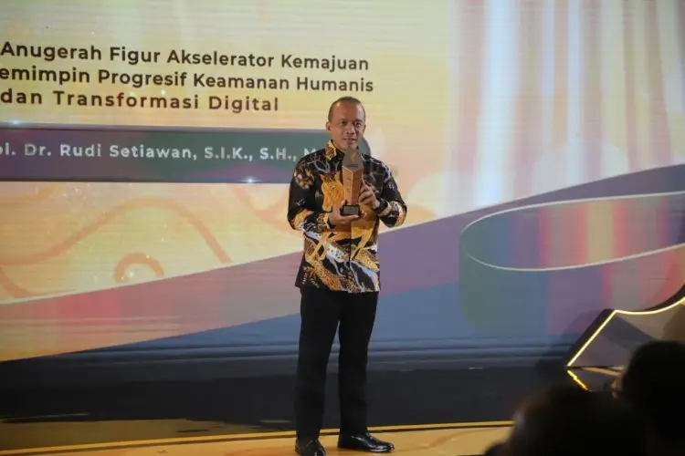 Kapolda Jabar Terima Penghargaan Pemimpin Progresif Keamanan Humanis dan Transformasi Digital