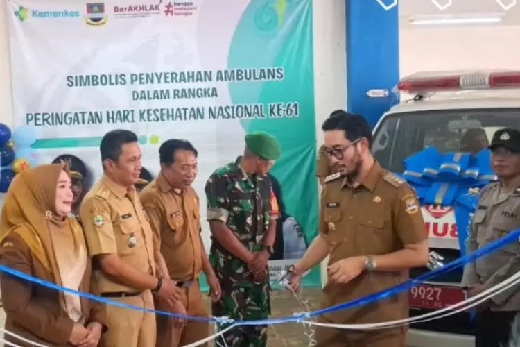 Peringati HKN Ke-61 Bandung Barat, Dinkes KBB Serahkan16 Ambulans Baru untuk Bantu Jangkau Daerah Terpencil