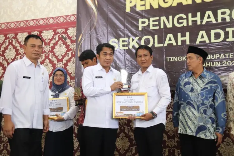 80 Sekolah Terima Anugerah Adiwiyata dari Pemkab Cirebon. 