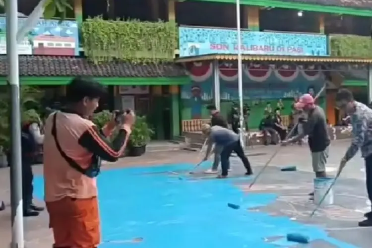 Lapangan SDN 01 Kalibaru Dicat Ulang untuk Pulihkan Trauma Siswa