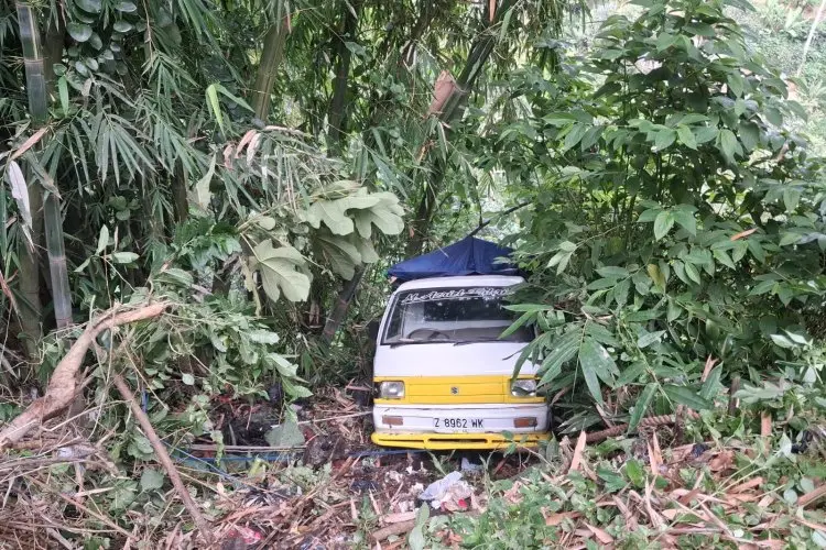 Gegara Tak Kuat Menanjak, Mobil Sayuran Terjun ke Jurang di Cisarua Bandung