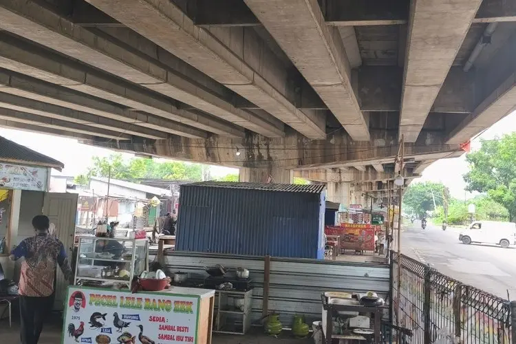 Kolong Jembatan Layang Pegambiran Ramai Pedagang