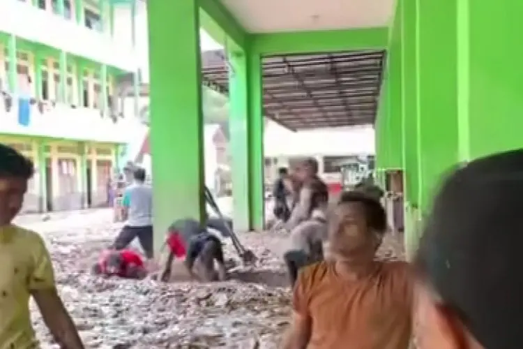 Tertimbun Lumpur Dua Meter, Pesantren di Aceh Bersihkan Pakai Dana Pribadi