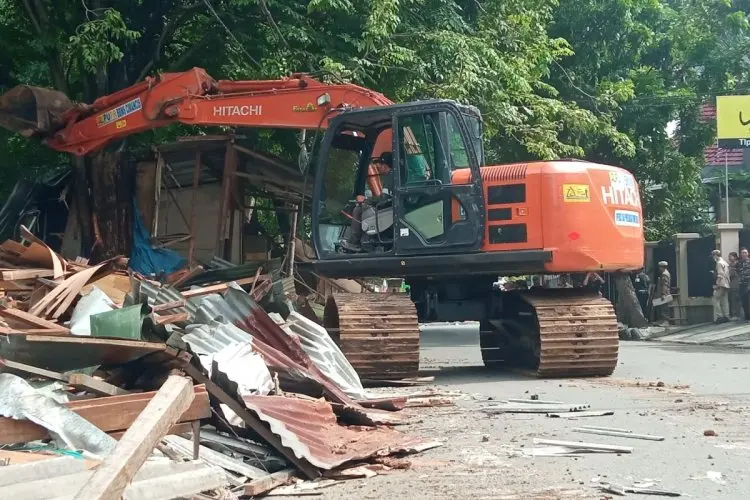 Ratusan Bangli di Bantaran Sungai Dibongkar Pemkot Cirebon