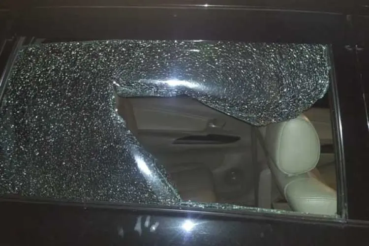 Ngamuk Usai Diklakson, Pria Bersenjata Kapak Rusak Mobil di Tamansari