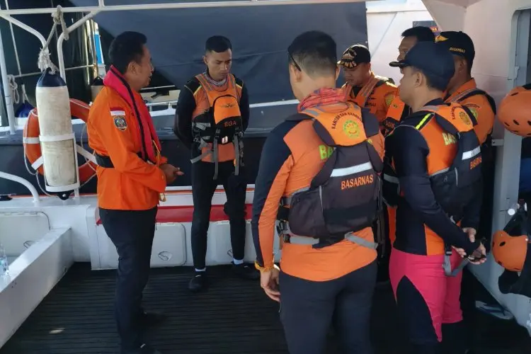 KM Putri Lancar Samudera Dihantam Ombak di Laut Jawa, SAR Bandung  Cari 10 ABK