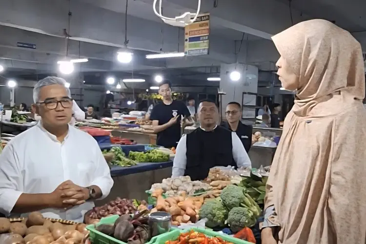 Pantau Pasar Kosambi, Wali Kota Bandung Sebut Harga Kebutuhan Pokok Masih Aman