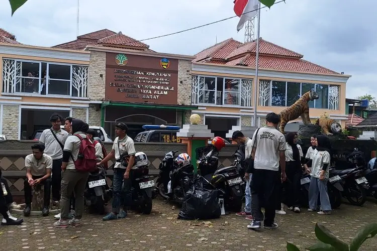 Puluhan Karyawan Bandung Zoo Gelar Aksi Demo Tuntut Pembukaan Kembali Kebun Binatang
