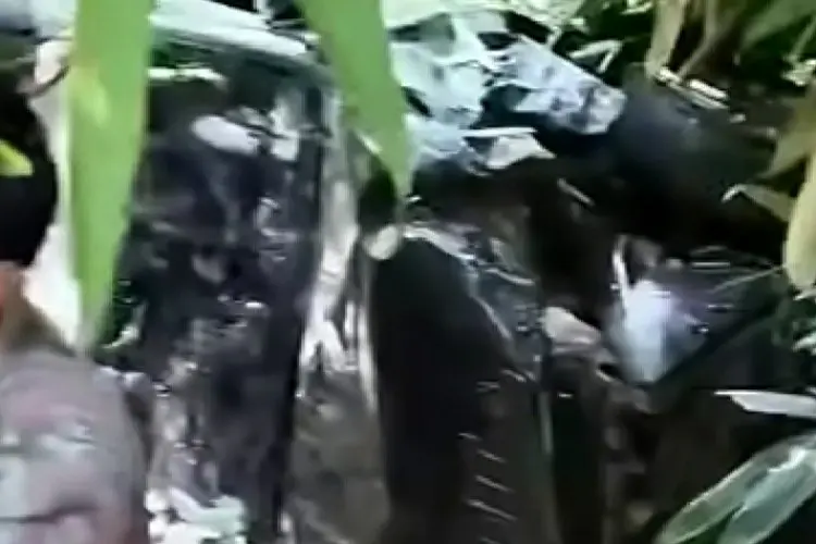 Viral! Mobil Avanza Veloz Terjun ke Jurang 30 Meter di Trenggalek