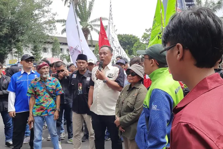 Aliansi Buruh Jabar Geruduk Gedung Sate, Tuntut UMP 2026 Rp4,5 Juta