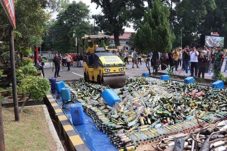 Ribuan Botol Miras Dimusnahkan Polda Jabar Jelang Nataru