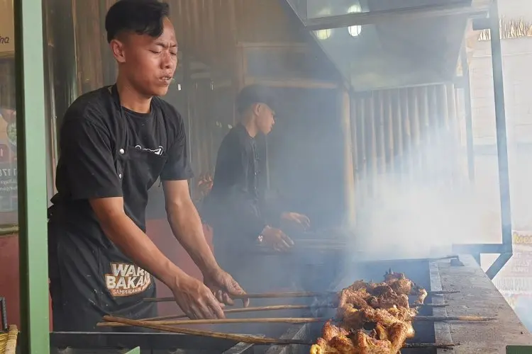 Nikmatnya Hidangan Legendaris Bakakak Sampurasun Nusasari, Sensasi Makan Ayam Bakar Gurih Kini Hadir di Lembang