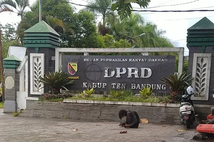 Berada di Tepi Jalan Ramai, Plang Papan Nama Gedung DPRD Kabupaten Bandung Dibiarkan Rusak Tak Terawat