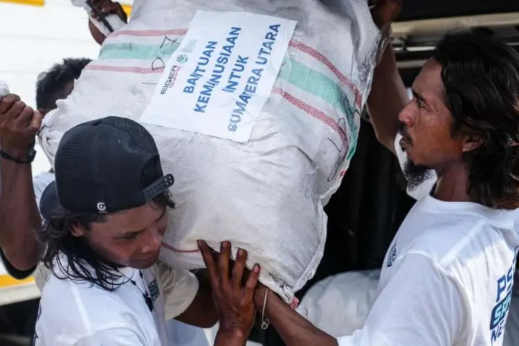 Eiger Adventure Salurkan 5 Ton Bantuan Pakaian bagi Korban Banjir dan Longsor Sumatera