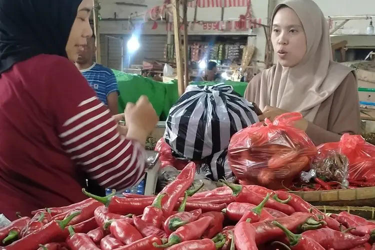 Harga Beragam Jenis Cabai di Pasar Soreang Turun Harga