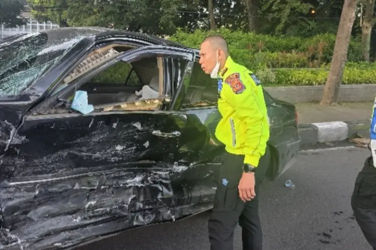 Dua Mobil Bertabrakan di Surapati, Sembilan Orang Luka Ringan