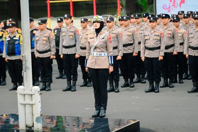 Hari Ibu, Seluruh Petugas Upacara di Mapolrestabes Bandung Dipercayakan kepada Polisi Wanita