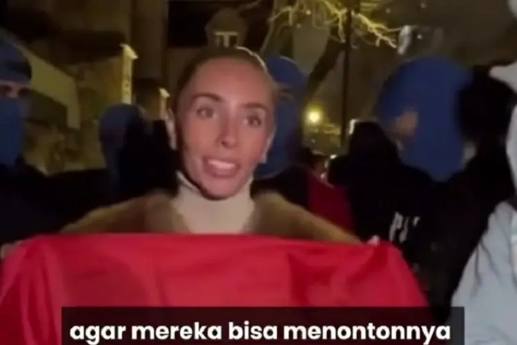 Kecewa Dideportasi, Bonnie Blue Bintang Film Dewasa Seret Bendera Indonesia di Depan KBRI
