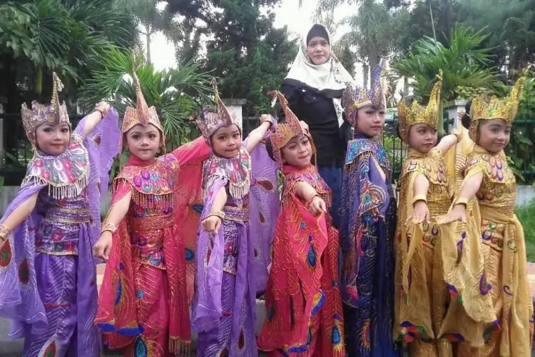 Kisah Dewi, Seorang Ibu yang Kembalikan Detak Tari Tradisional di Era Digital