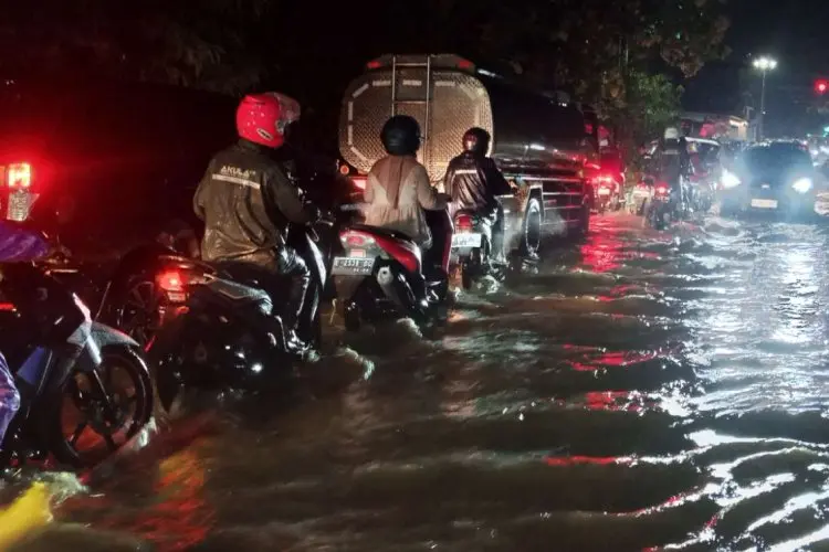 Banjir Rendam Kantor Pemkab Cirebon, Bupati Singgung Aliran Air dari Kuningan