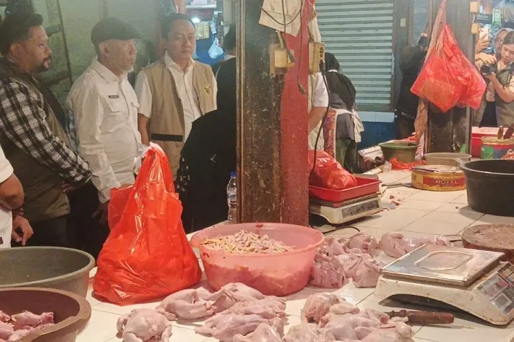 Jelang Natal dan Tahun Baru, Bulog Jabar Pastikan Stok Pangan di Pasar Bandung Aman
