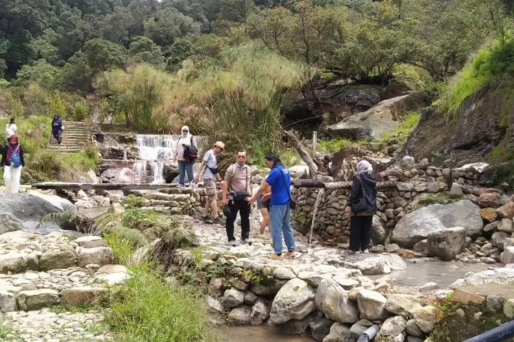 Ketika Wisatawan Malaysia Terkesima Indahnya Kawah Rengganis di Bandung Selatan