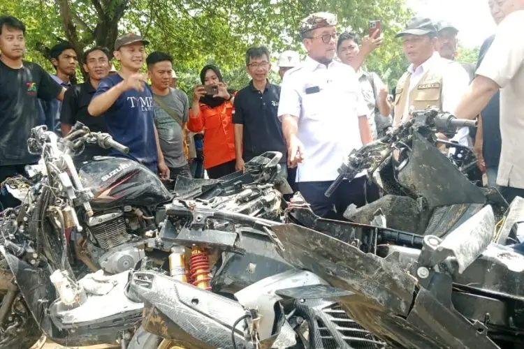 Tinjau Lokasi Banjir di Sumber Cirebon, Bupati Imron Janjikan Perbaikan Tanggul