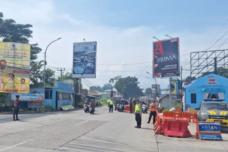 Hindari Kepadatan, Polres Garut Lakukan Penguraian Arus Menuju Objek Wisata