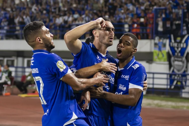 Pelatih PSM Tomas Trucha Sebut Persib Layak Juara