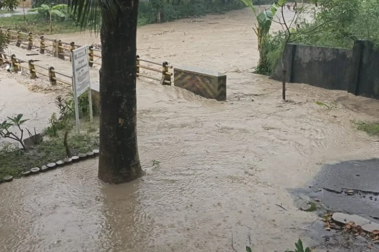 Tiga Fakta Penyebab Banjir Sumber yang Merendam Perkantoran Pemkab Cirebon