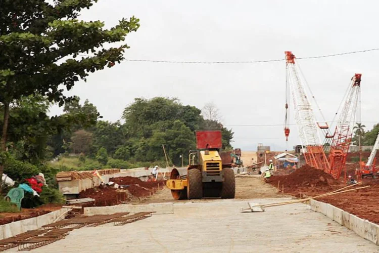 Proyek Peningkatan Jalan Bomang Molor, Bupati Rudy Susmanto Lakukan Evaluasi